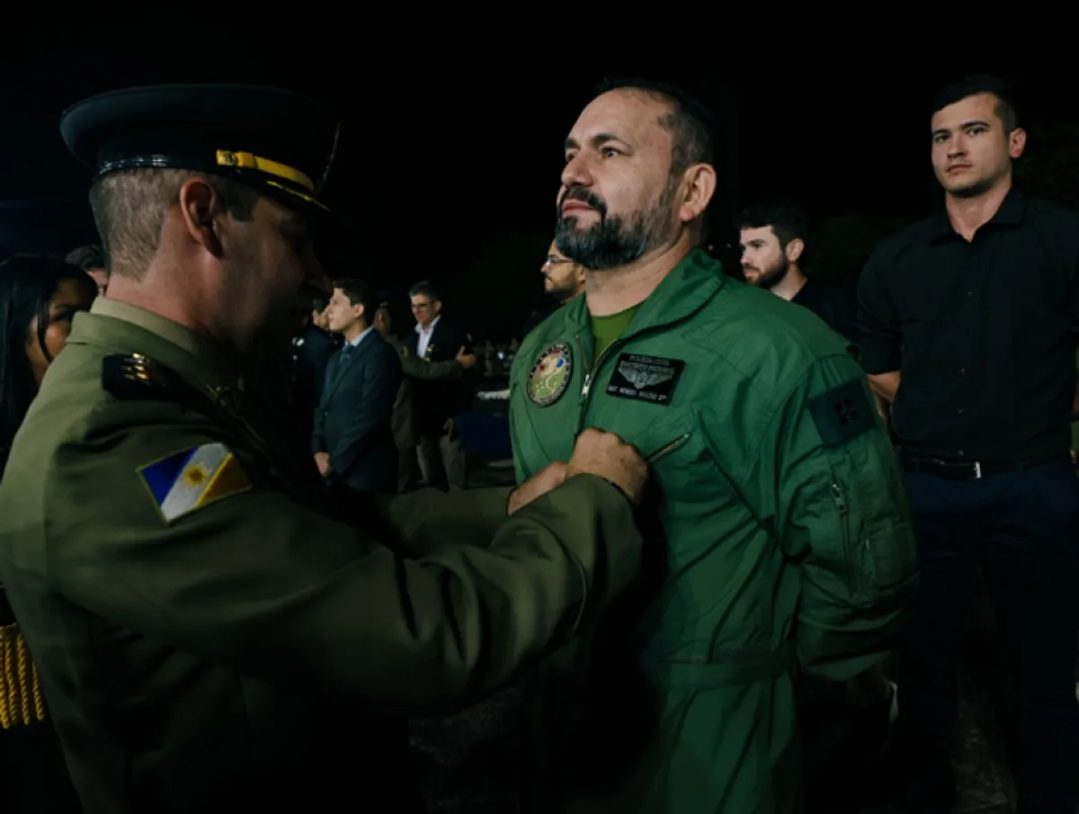 Policial da PCDF recebendo medalha da Aviação Policial Militar no Tocantins.
