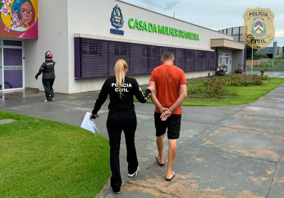 Emblema da Polícia Civil do Tocantins sobre documentos, simbolizando investigação de abuso infantil.