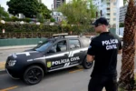 Delegados da Polícia Civil posam para foto em frente a prédio governamental