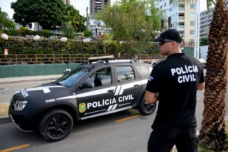 Delegados da Polícia Civil posam para foto em frente a prédio governamental