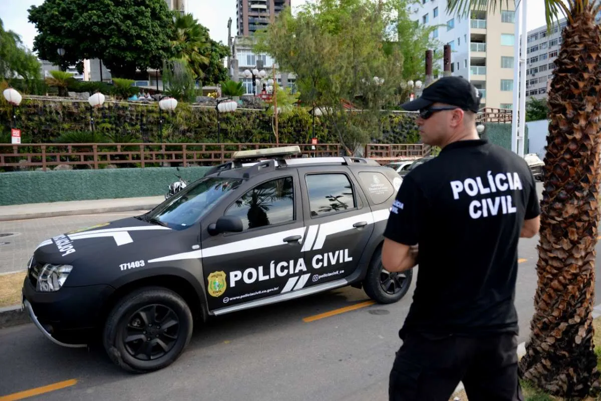Delegados da Polícia Civil posam para foto em frente a prédio governamental