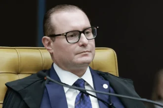 Candidata celebra aprovação em testes físicos de concurso da PM, simbolizando a vitória contra a eliminação por altura.