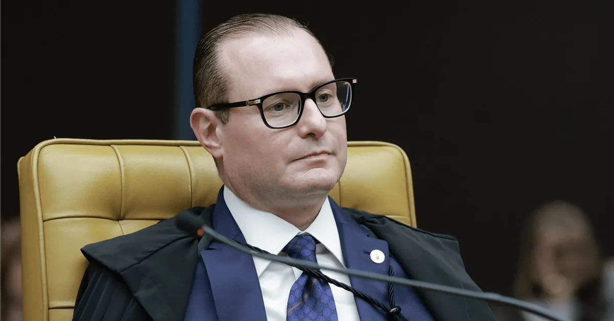 Candidata celebra aprovação em testes físicos de concurso da PM, simbolizando a vitória contra a eliminação por altura.