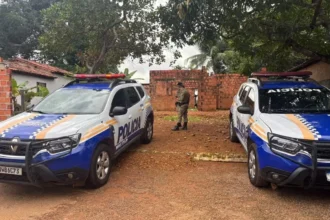 Membros da comunidade quilombola Kalunga dos Morros em sua terra, com elementos de habitação tradicional e sinais de infraestrutura moderna, simbolizando a disputa territorial.