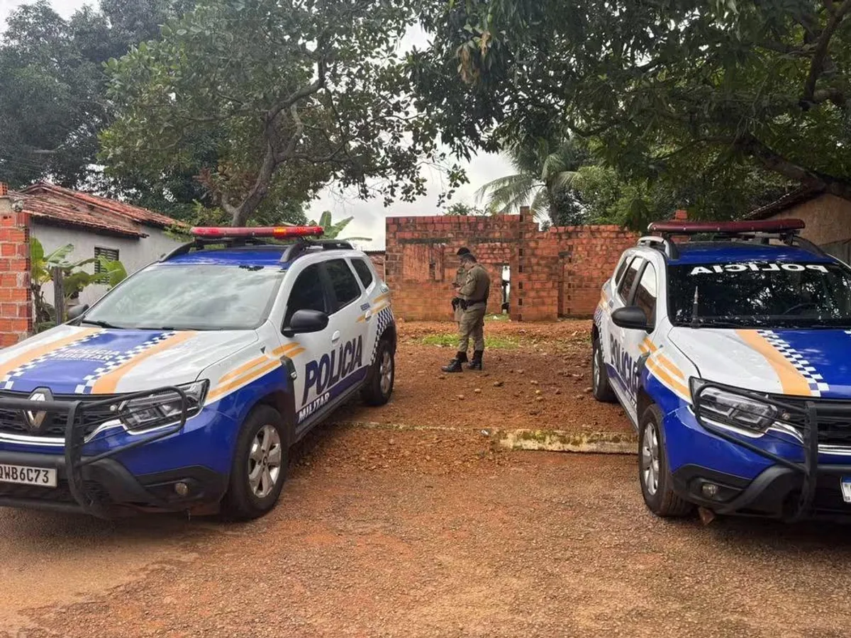 Membros da comunidade quilombola Kalunga dos Morros em sua terra, com elementos de habitação tradicional e sinais de infraestrutura moderna, simbolizando a disputa territorial.