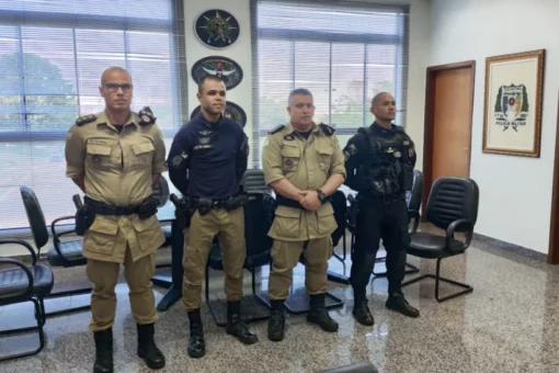 Policiais militares do Tocantins recebem gorro ocre de "Carcarás" após treinamento no Cerrado