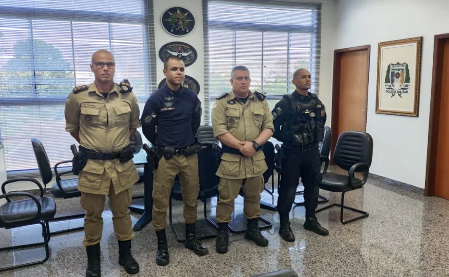 Policiais militares do Tocantins recebem gorro ocre de "Carcarás" após treinamento no Cerrado