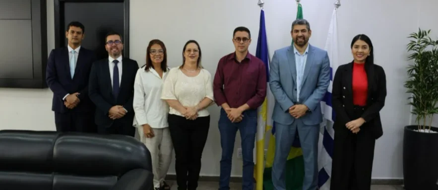 Oficiais da SSP/TO e Sinesp discutindo integração de dados em reunião sobre segurança pública no Tocantins.