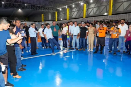 Governador Wanderlei Barbosa com autoridades e atletas em ginásio poliesportivo reformado em Guaraí, Tocantins.