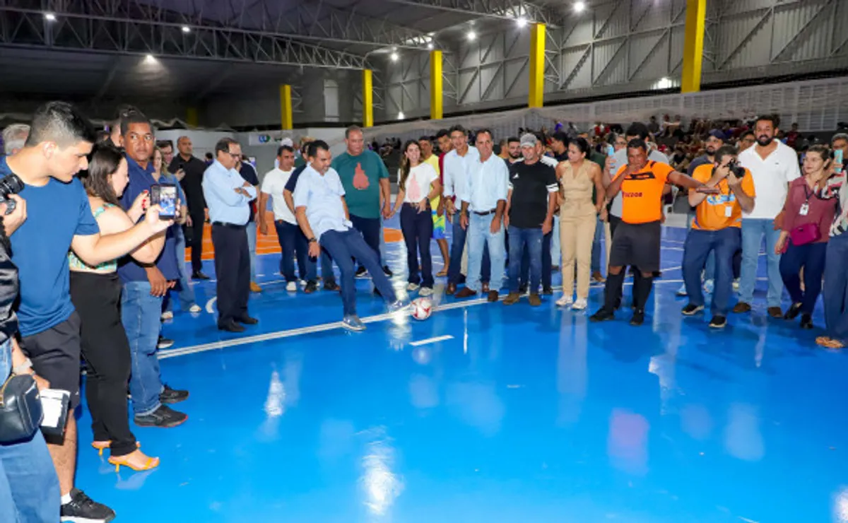 Governador Wanderlei Barbosa com autoridades e atletas em ginásio poliesportivo reformado em Guaraí, Tocantins.