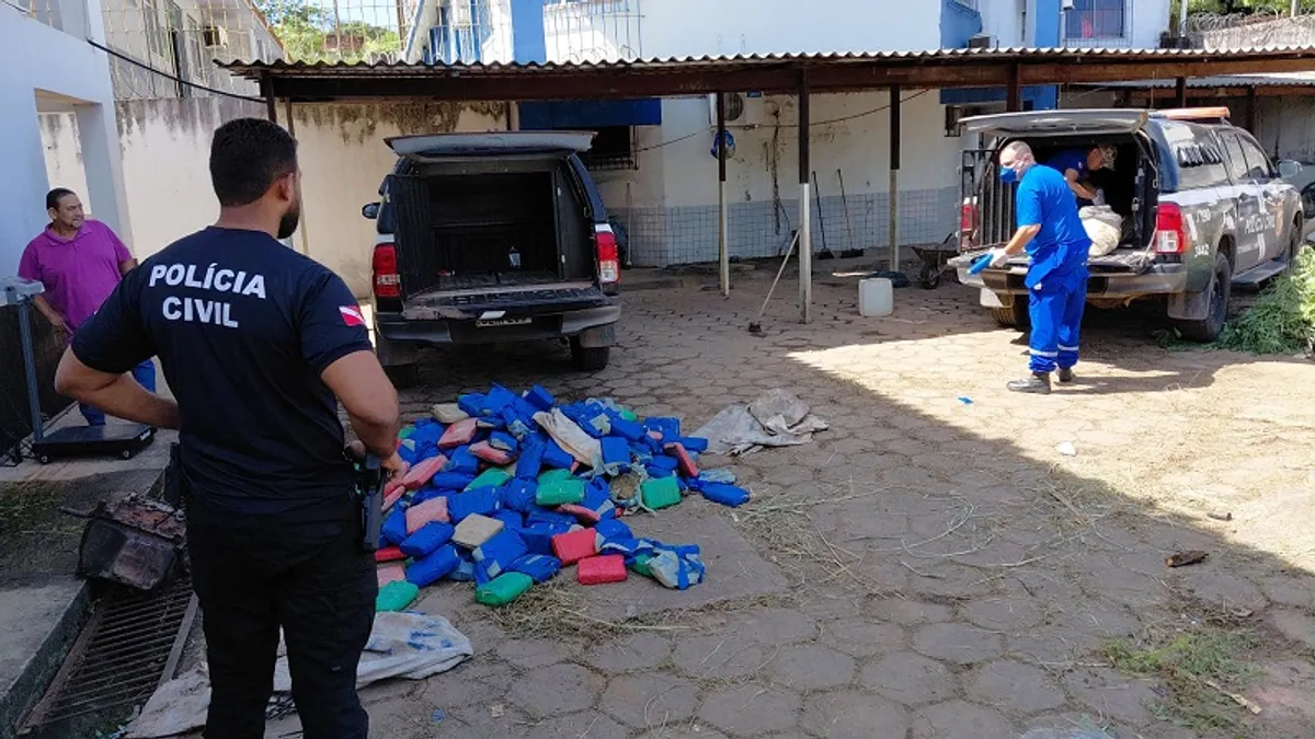 Policiais em São Domingos do Araguaia fiscalizando sacos com maconha apreendida em caminhão Volvo/FM 370 na BR-153