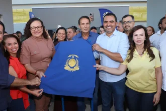 Inauguração do Colégio Militar Jorge Humberto Camargo em Araguaína, Tocantins, com a presença de autoridades e a comunidade escolar.