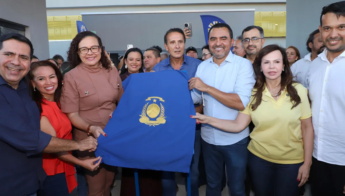 Inauguração do Colégio Militar Jorge Humberto Camargo em Araguaína, Tocantins, com a presença de autoridades e a comunidade escolar.