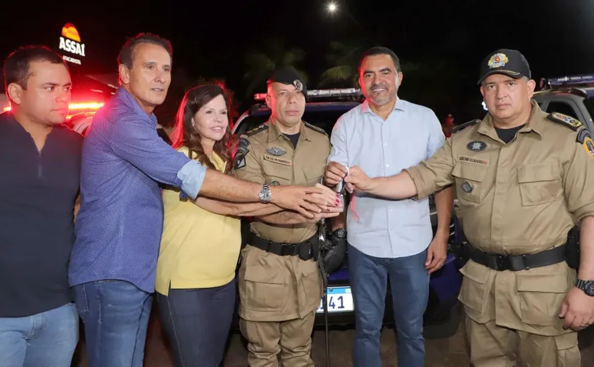 Cerimônia de passagem de comando do 2º BPM em Araguaína com governador e entrega de novas viaturas e armas