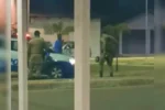 Policiais militares jogam futebol com crianças em Cariri do Tocantins, inspirando a comunidade.