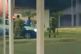 Policiais militares jogam futebol com crianças em Cariri do Tocantins, inspirando a comunidade.