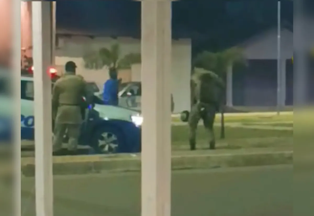 Policiais militares jogam futebol com crianças em Cariri do Tocantins, inspirando a comunidade.