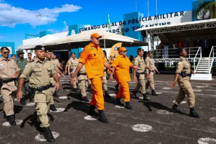 Policiais e bombeiros militares do Tocantins em formatura, simbolizando o reconhecimento por progressões de carreira.