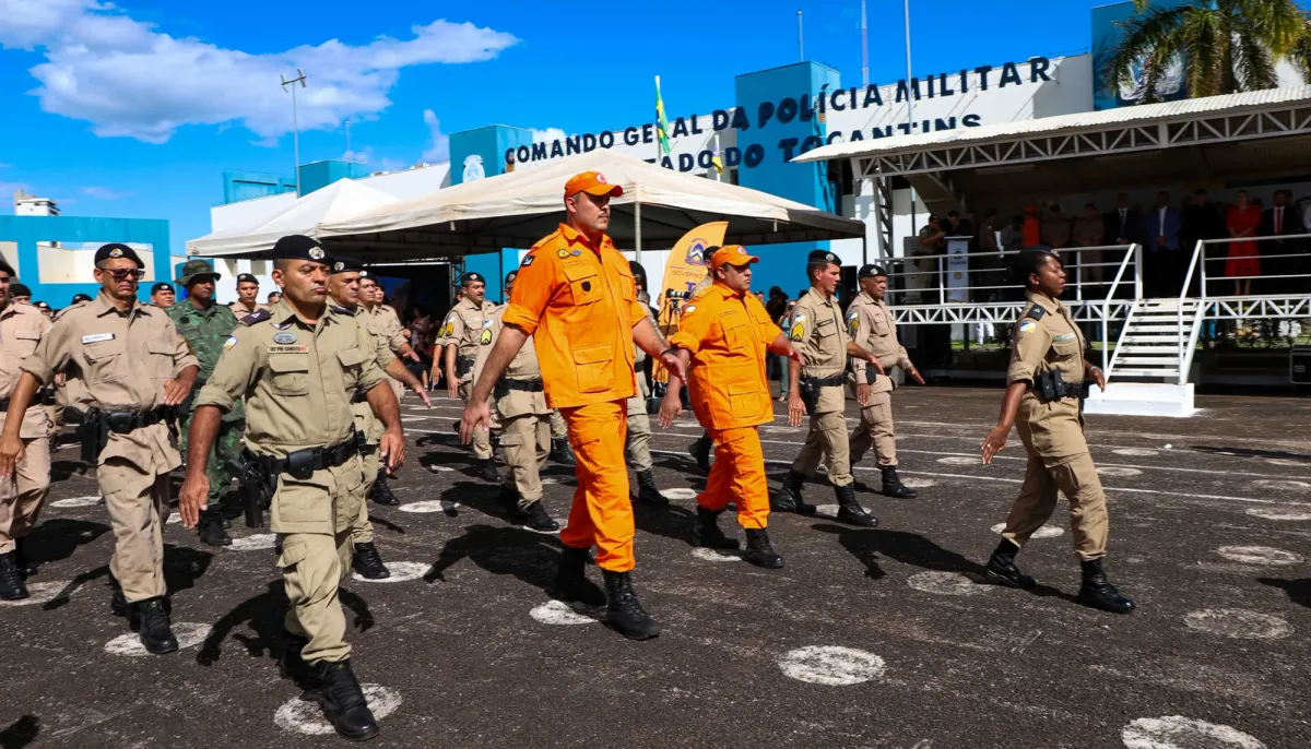 Policiais e bombeiros militares do Tocantins em formatura, simbolizando o reconhecimento por progressões de carreira.