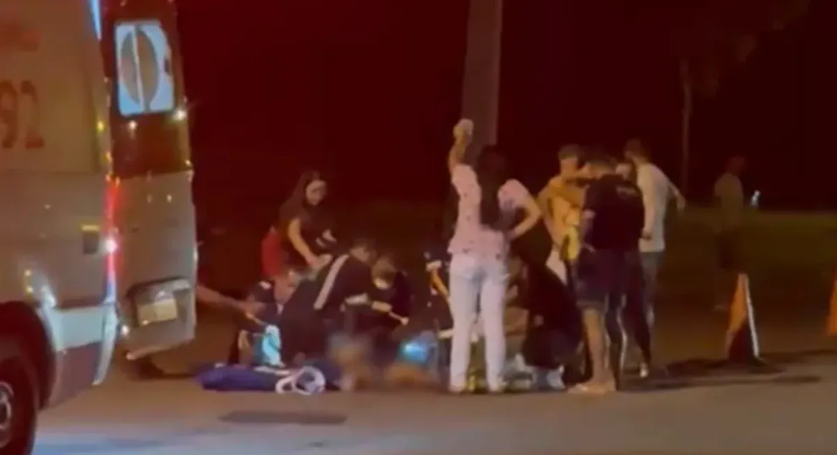 Cena de acidente de trânsito com caminhonete abandonada e isolamento policial.