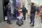 Guarda Municipal cerca loja de celulares em Araguaína, Tocantins, após cliente flagrar assalto, com veículos policiais e agentes em ação.