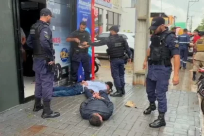 Guarda Municipal cerca loja de celulares em Araguaína, Tocantins, após cliente flagrar assalto, com veículos policiais e agentes em ação.