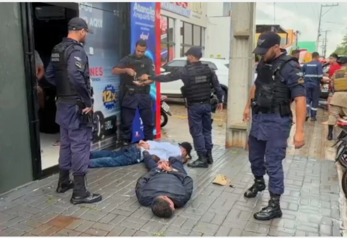 Guarda Municipal cerca loja de celulares em Araguaína, Tocantins, após cliente flagrar assalto, com veículos policiais e agentes em ação.