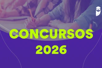 Candidatos estudando para concursos públicos de 2026 com livros e tecnologia, simbolizando as futuras oportunidades no serviço público.