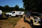 Viaturas policiais em área rural com danos de tiros após confronto fatal em Lajeado, Tocantins.