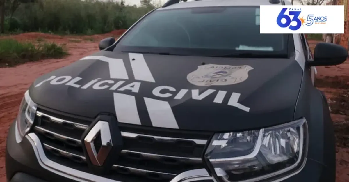 Mãos segurando documentos de investigação da Polícia Civil, com viaturas e policiais desfocados ao fundo