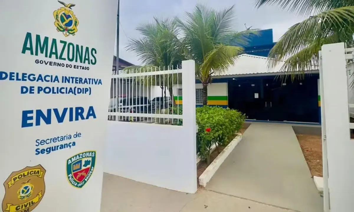 Viaturas da polícia estacionadas em frente a um quartel com agentes em segundo plano durante operação no Tocantins
