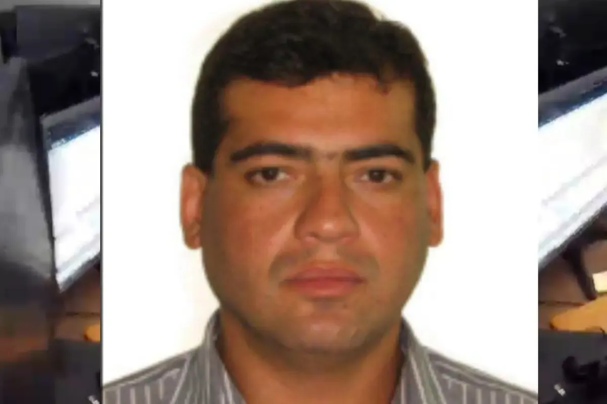 Imagem de um hacker trabalhando em frente a múltiplos monitores exibindo códigos, simbolizando a invasão de sistemas governamentais e a venda de dados na deep web.