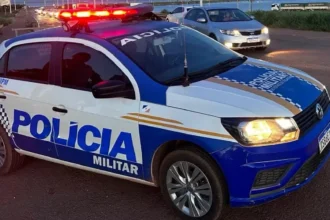 Cena de crime em Palmas com viatura da polícia e isolamento de área.