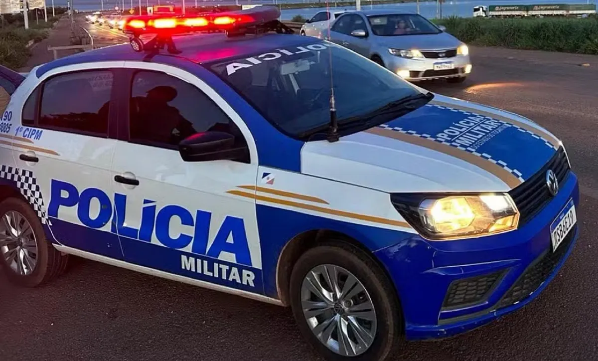 Cena de crime em Palmas com viatura da polícia e isolamento de área.