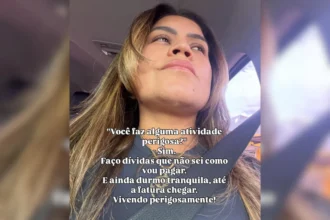 Influenciadora digital em cenário de luxo com símbolos de jogos de azar e dinheiro, representando lavagem de dinheiro e ostentação online.
