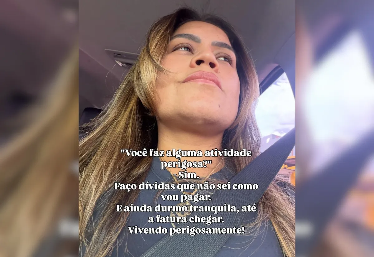 Influenciadora digital em cenário de luxo com símbolos de jogos de azar e dinheiro, representando lavagem de dinheiro e ostentação online.