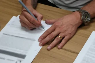 Delegada de Polícia Civil revisa documentos após conclusão de inquérito sobre estupro de vulnerável em Palmas