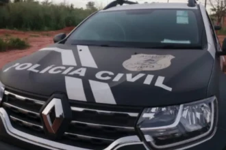 Mulher de 47 anos é presa em agência bancária após tentar golpear R$ 100 mil com RG falso e mastigar o documento ao ser abordada pela polícia.