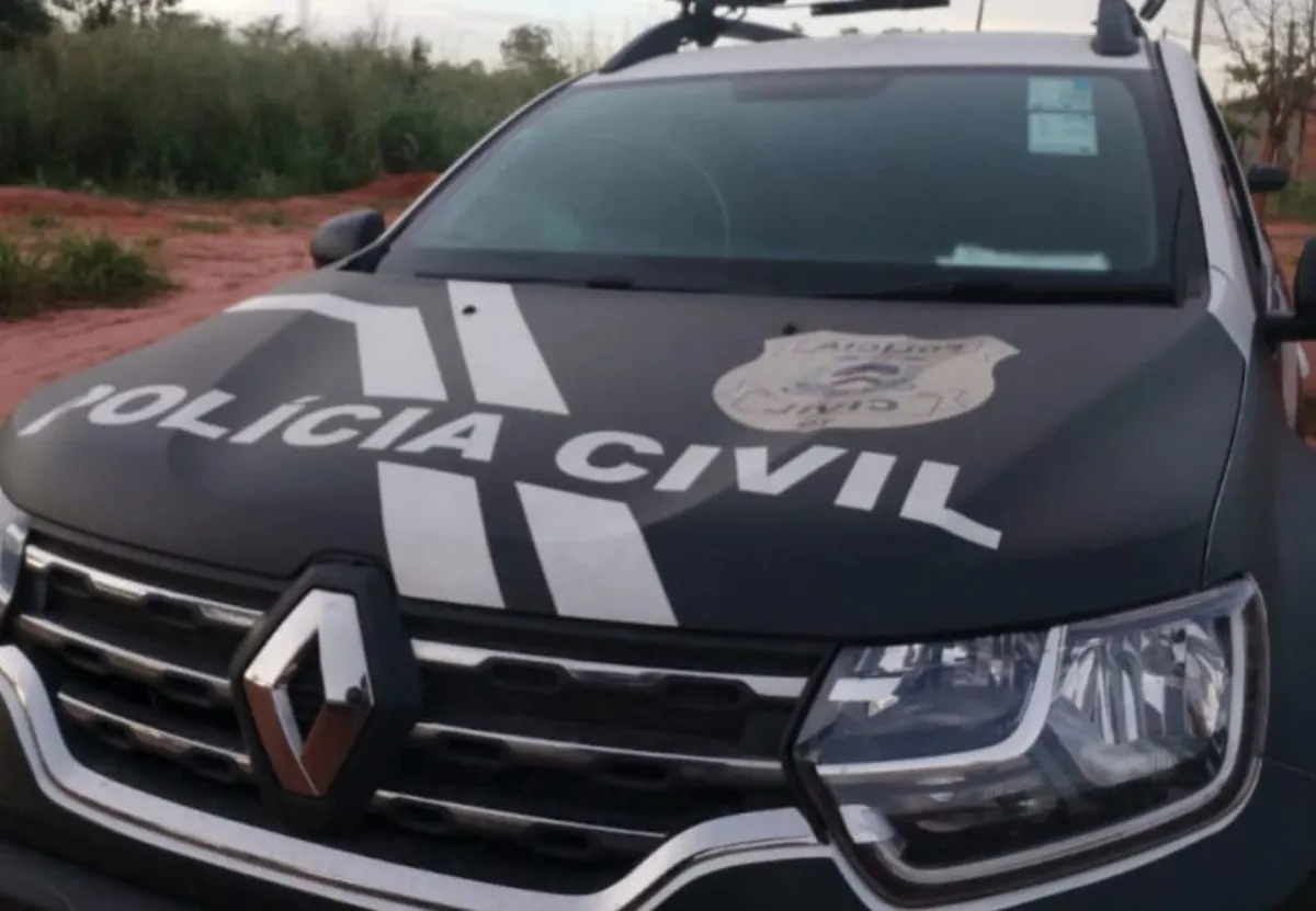 Mulher de 47 anos é presa em agência bancária após tentar golpear R$ 100 mil com RG falso e mastigar o documento ao ser abordada pela polícia.