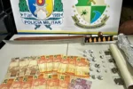 Policiais militares do Tocantins inspecionando drogas e armas apreendidas em operação em Buriti.