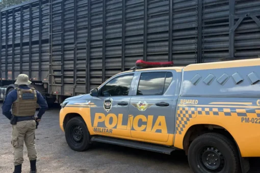 Polícia Militar do Tocantins (PMTO) fiscaliza semirreboque durante Operação Protetor das Divisas e Fronteiras.