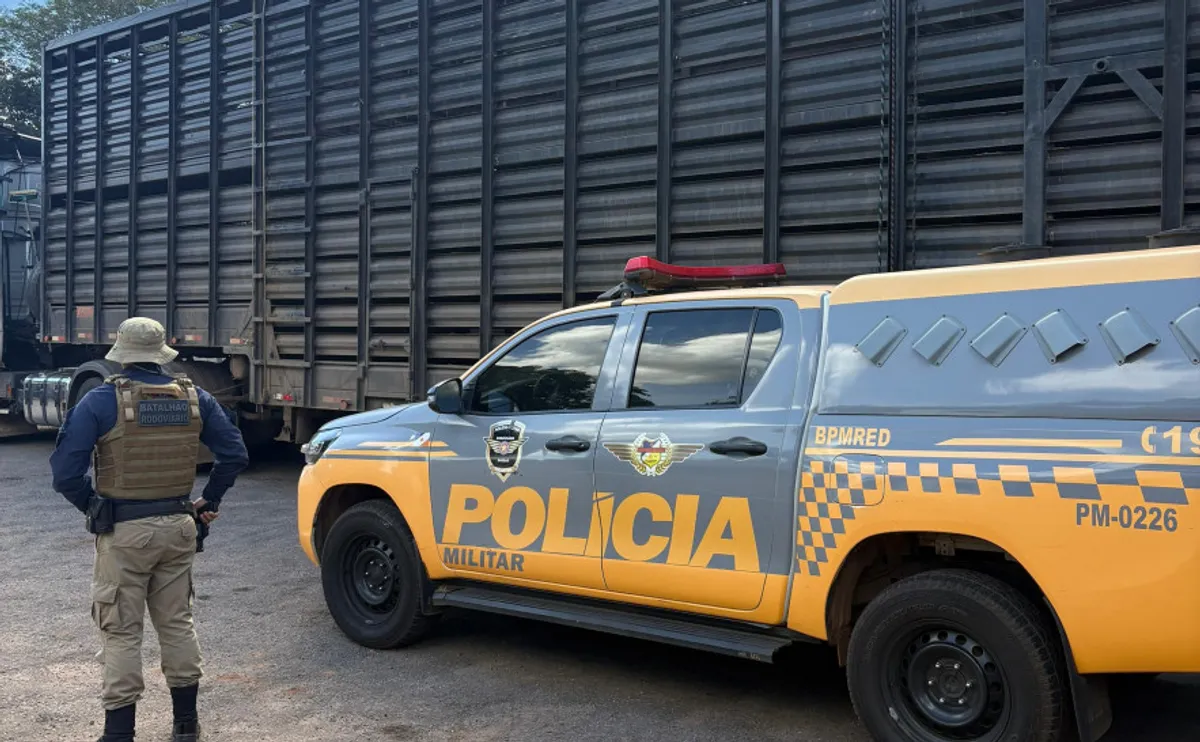 Polícia Militar do Tocantins (PMTO) fiscaliza semirreboque durante Operação Protetor das Divisas e Fronteiras.