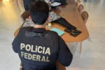 Policiais federais realizam buscas em residência durante "Operação Palavra-Chave" em Araguaína