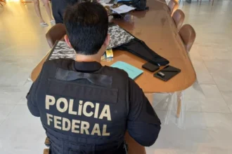 Policiais federais realizam buscas em residência durante "Operação Palavra-Chave" em Araguaína