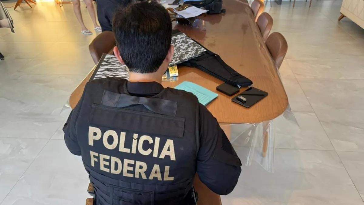 Policiais federais realizam buscas em residência durante "Operação Palavra-Chave" em Araguaína