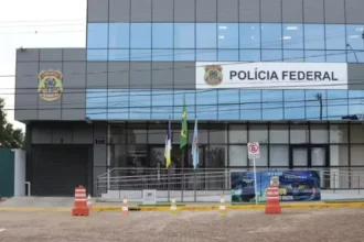 Agentes da Polícia Federal realizam busca e apreensão em investigação de desvio de verbas