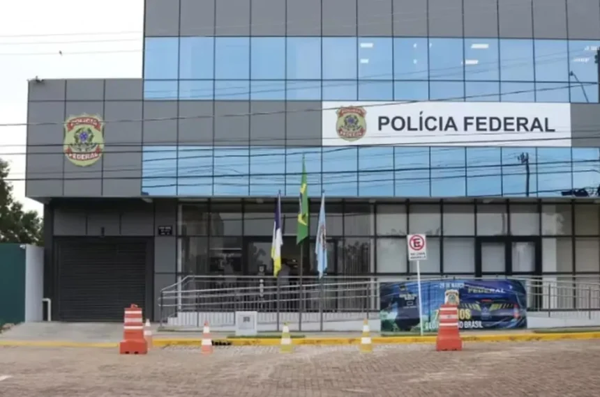 Agentes da Polícia Federal realizam busca e apreensão em investigação de desvio de verbas