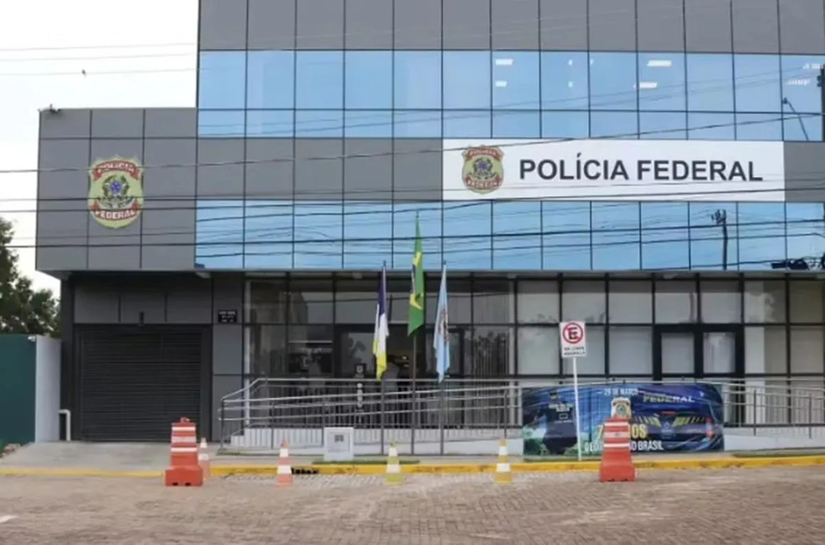 Agentes da Polícia Federal realizam busca e apreensão em investigação de desvio de verbas