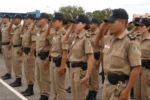Candidatos aprovados no concurso da Polícia Militar do Tocantins comemoram a divulgação dos resultados.