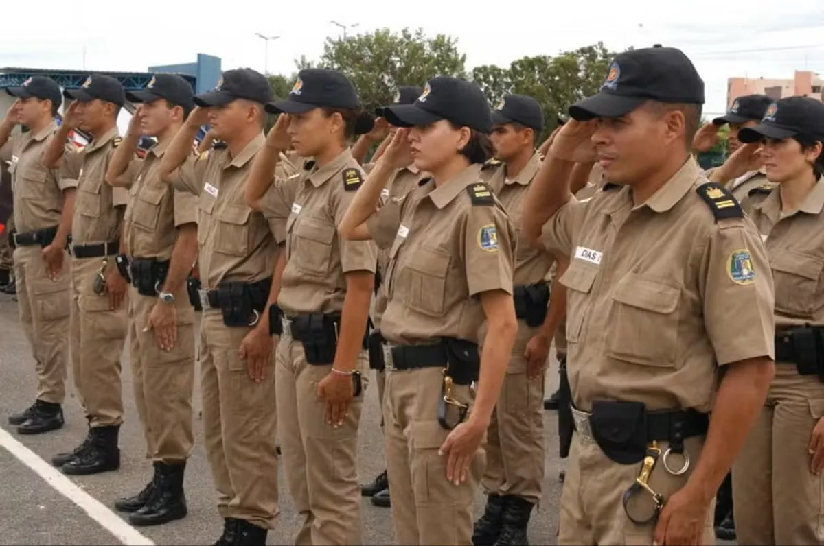 Candidatos aprovados no concurso da Polícia Militar do Tocantins comemoram a divulgação dos resultados.